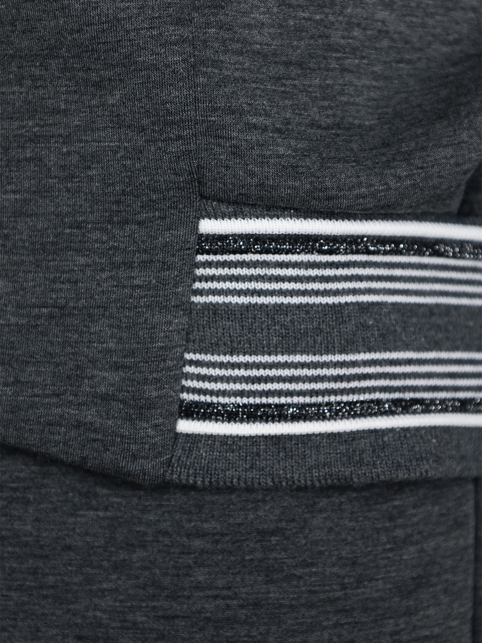 Жакет серого цвета с отложным воротником на пуговицах